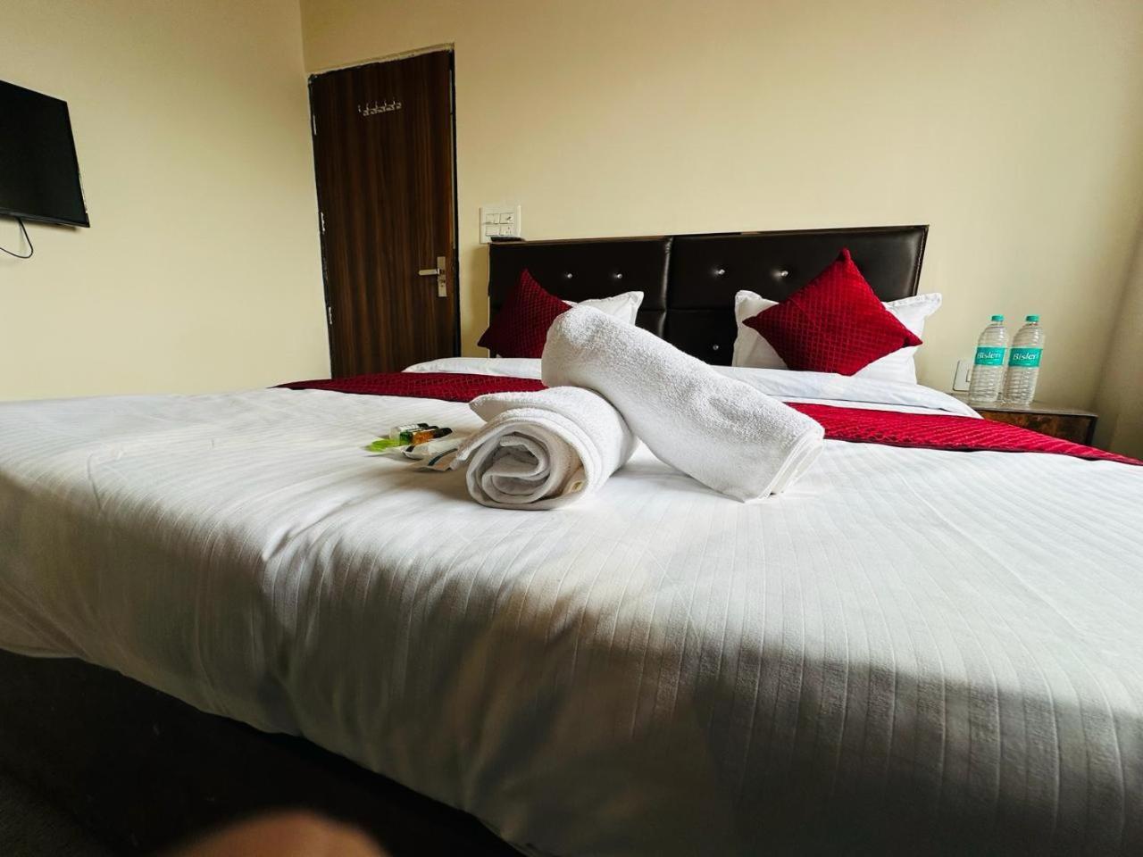 The Lord Krishna Residency Vrindavan Otel Dış mekan fotoğraf