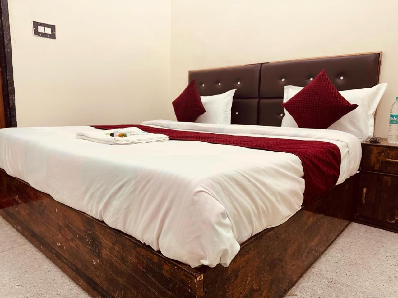 The Lord Krishna Residency Vrindavan Otel Dış mekan fotoğraf