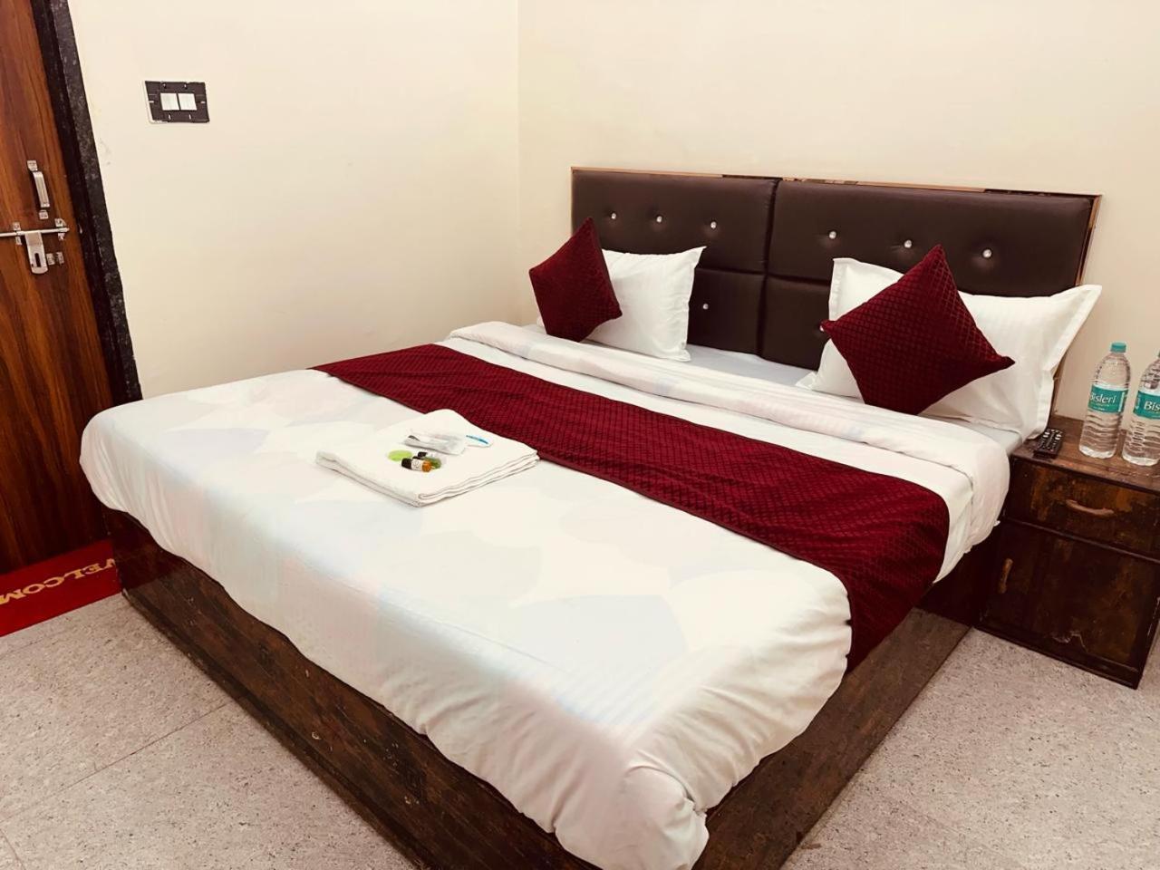 The Lord Krishna Residency Vrindavan Otel Dış mekan fotoğraf