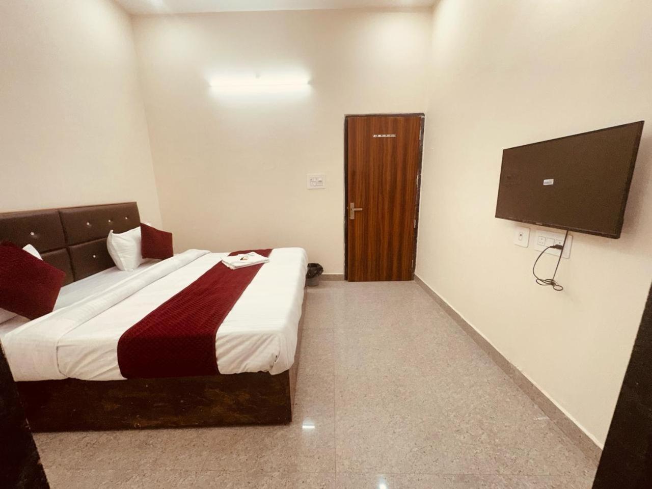 The Lord Krishna Residency Vrindavan Otel Dış mekan fotoğraf