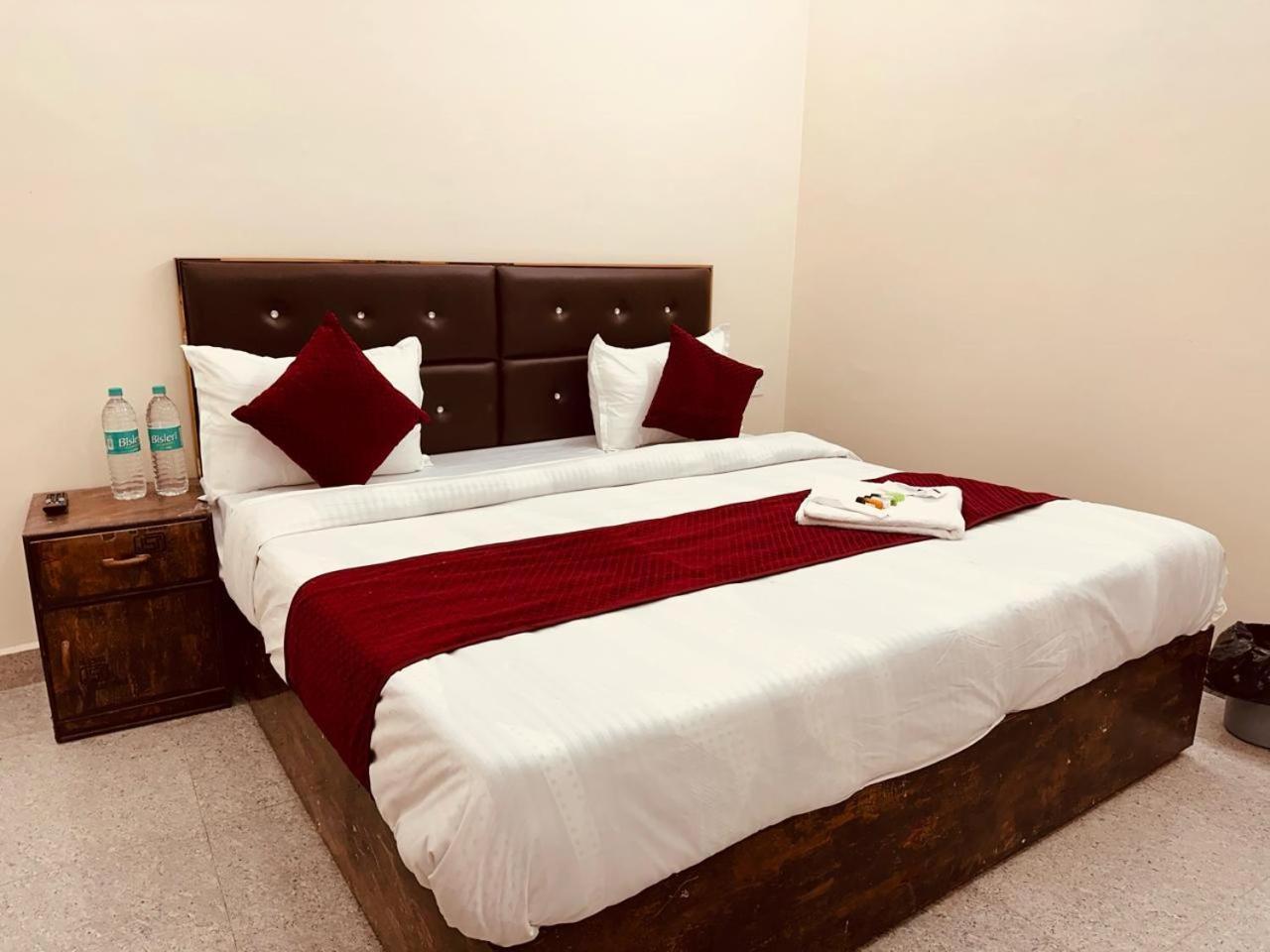 The Lord Krishna Residency Vrindavan Otel Dış mekan fotoğraf
