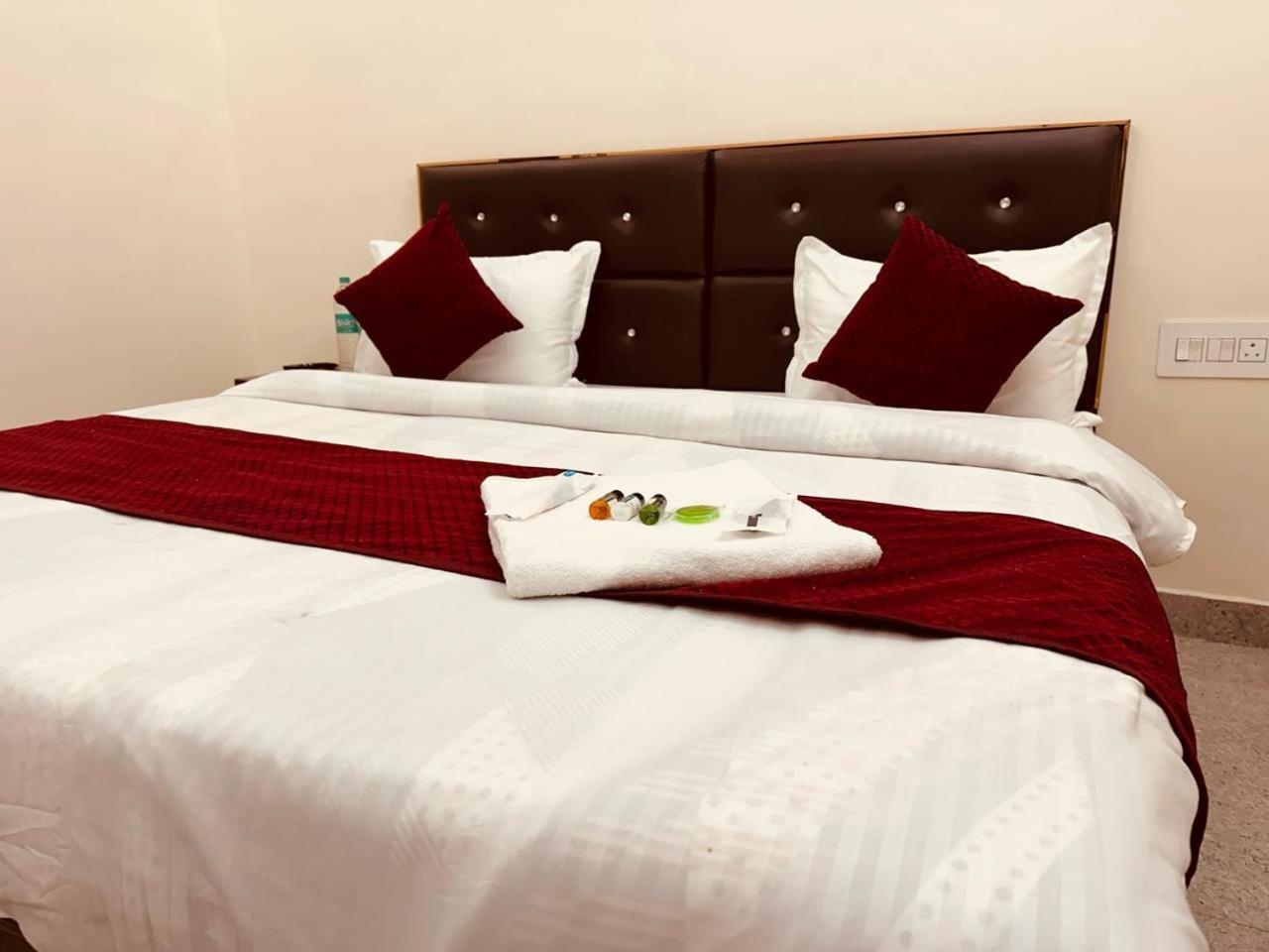 The Lord Krishna Residency Vrindavan Otel Dış mekan fotoğraf