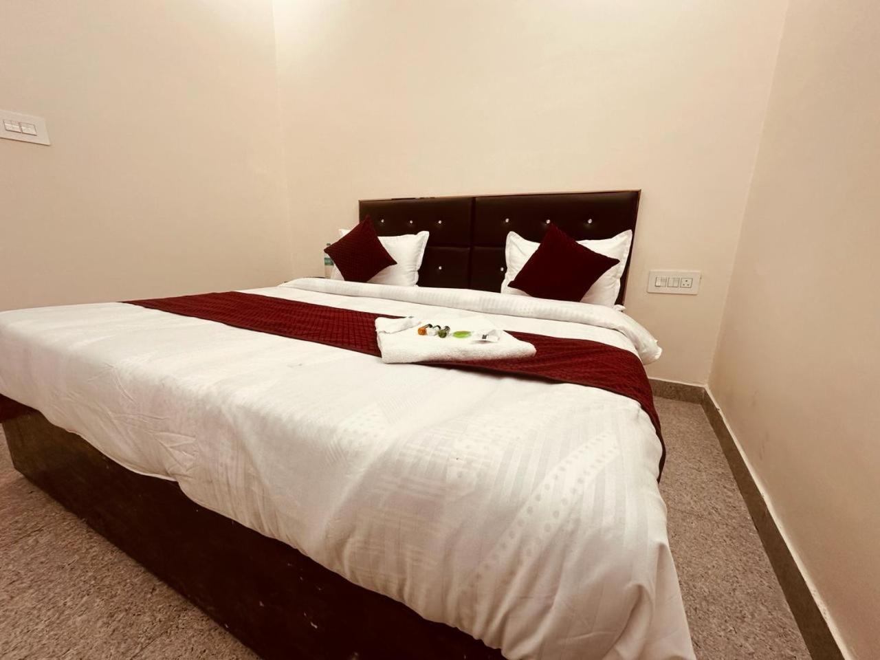 The Lord Krishna Residency Vrindavan Otel Dış mekan fotoğraf