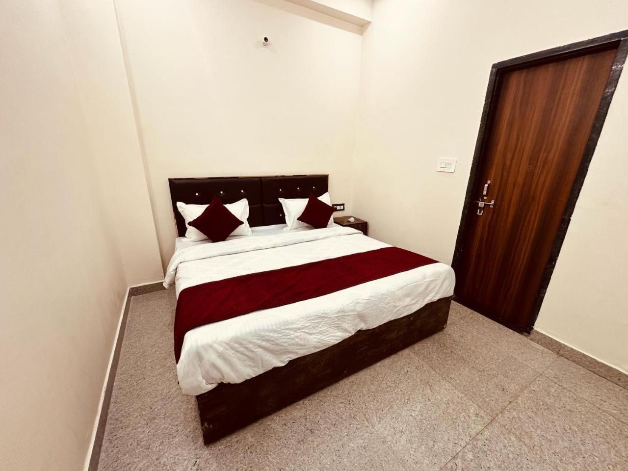 The Lord Krishna Residency Vrindavan Otel Dış mekan fotoğraf