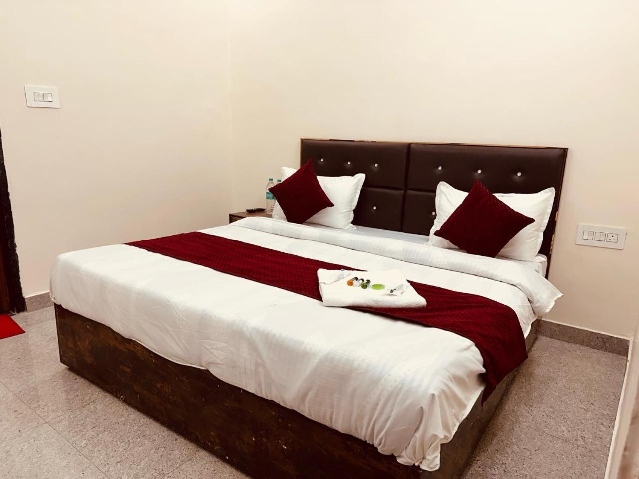 The Lord Krishna Residency Vrindavan Otel Dış mekan fotoğraf